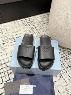 Prada-Slippers 🩴