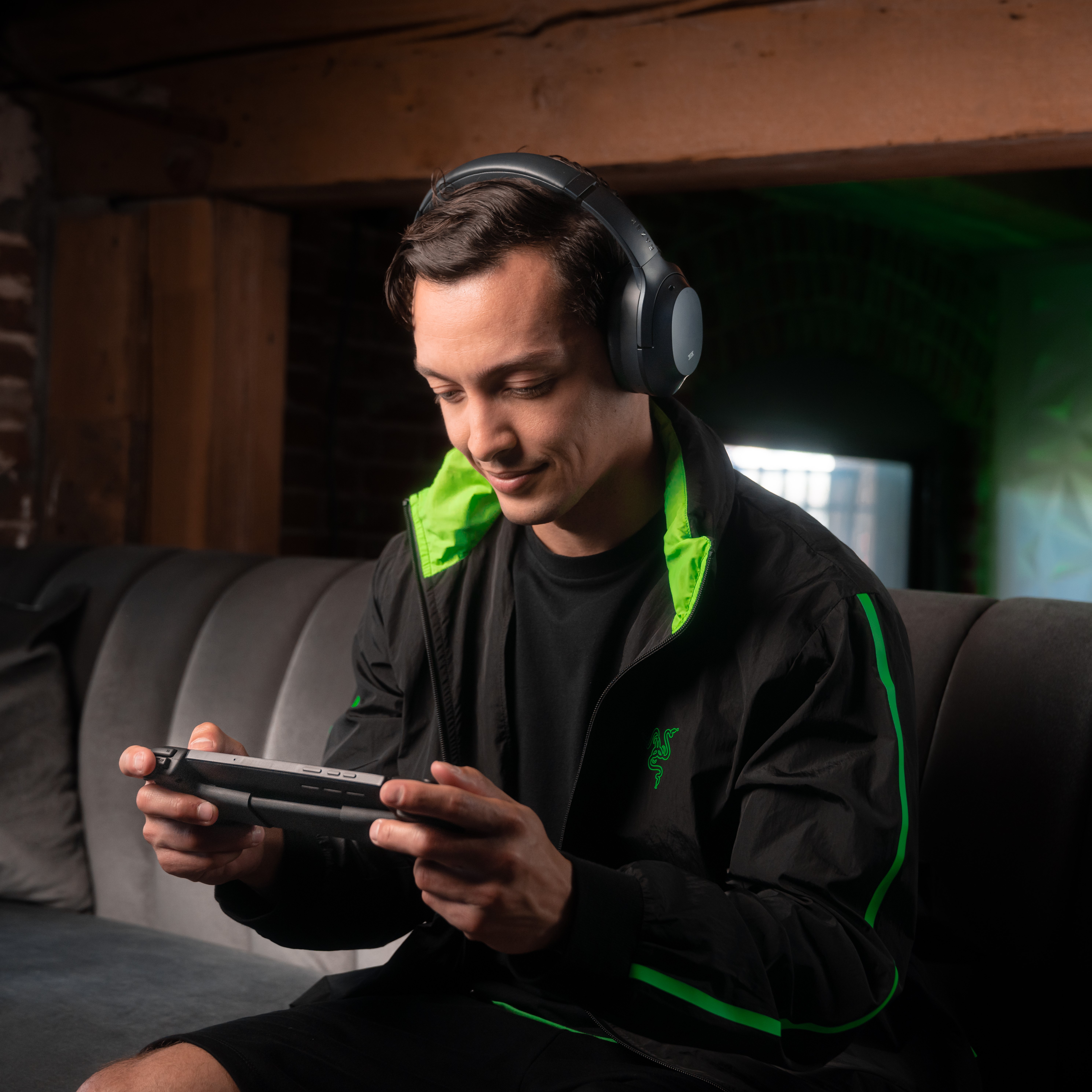 Razer Edge Gaming Tablet and Razer Kishi V2 Pro Controller