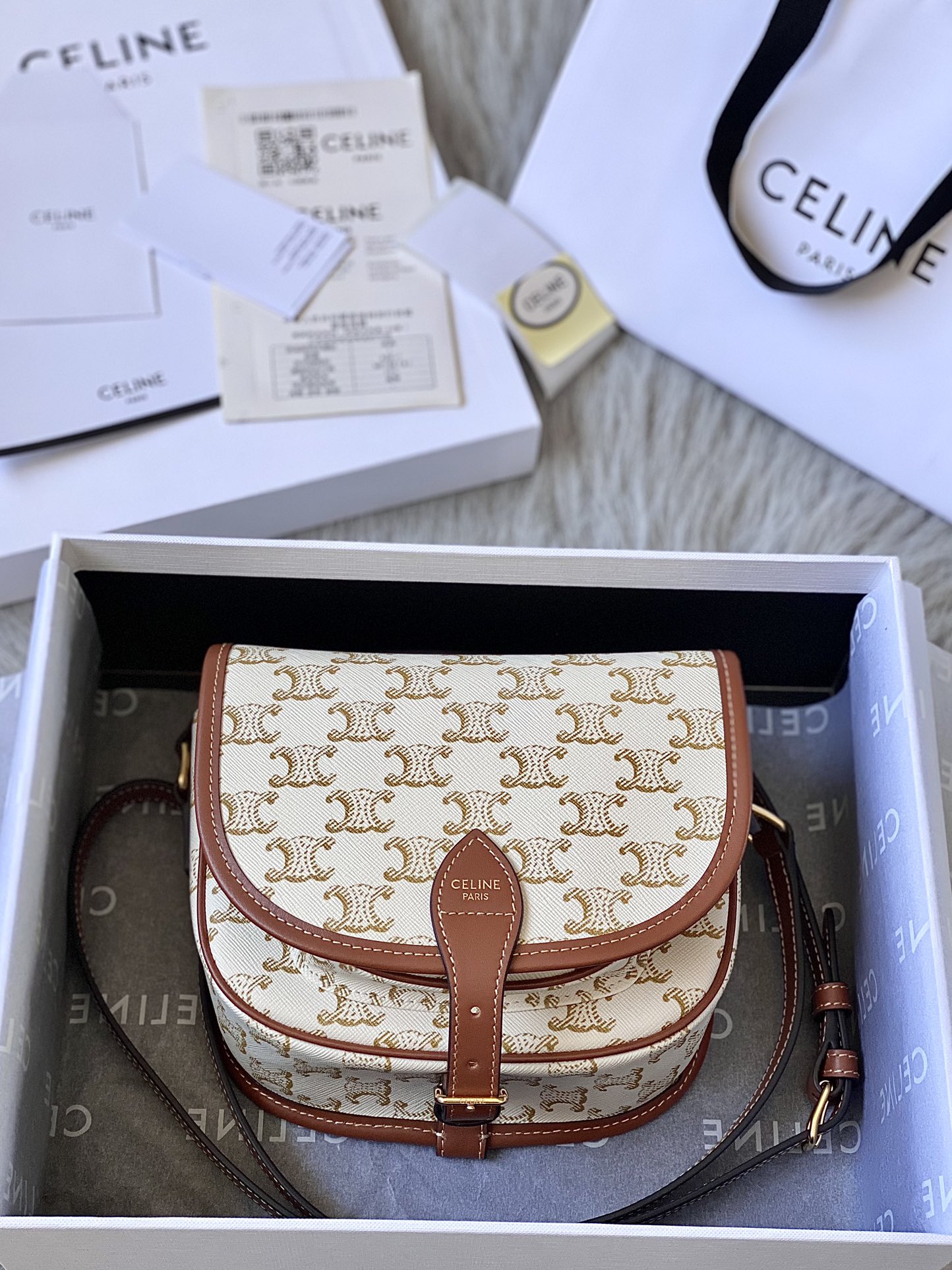 CELINE 2021早春新款马鞍包191502白花名媛网