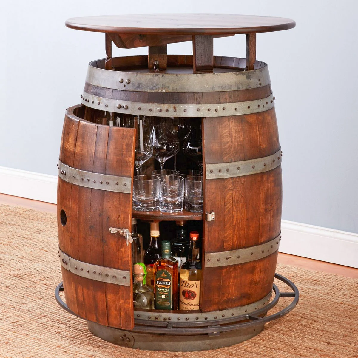 Ultimate Wine Barrel Table tiene un almacenamiento oculto en el interior